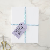 Fettkalligraphie | Black Lilac SAVE THE DATE Geschenkanhänger (Mit Garn)