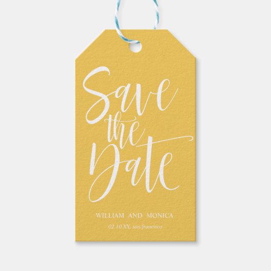 Fettkalligraphie | Modernes Senf Save the Date Geschenkanhänger (Vorderseite)