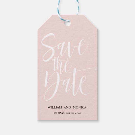 Fettkalligraphie | Weißrosa modern Save the Date Geschenkanhänger (Vorderseite)