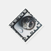 Fettkatze auf einer Badezimmerskala Serviette (Ecke)