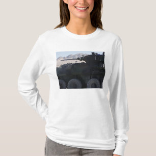 Feuer eines Licht-gepanzerten Fahrzeugs T-Shirt