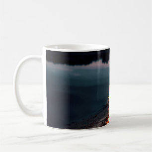 Feuer in der Nähe des Wassers in der Nacht Kaffeetasse