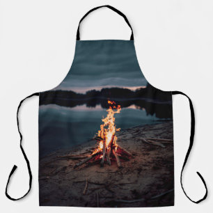 Feuer in der Nähe des Wassers in der Nacht Schürze