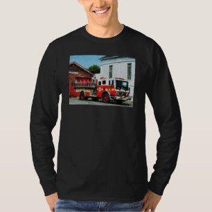 Feuer-Motor vor Feuerwache T-Shirt