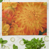 Feuer Orange Chrysanthemas Geschirrtuch (Gefaltet)