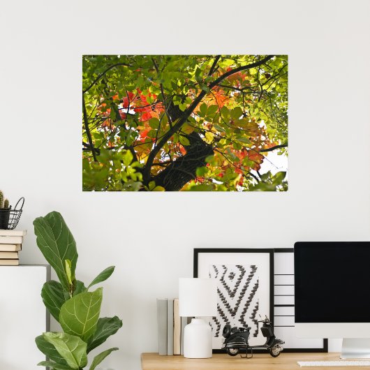 Feuer über den grünen Herbstblättern Poster (Heimbüro)