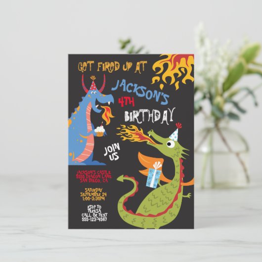 Feueratmende Drachen Geburtstagspartei Einladung (Stehend Vorderseite)