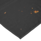 Feuerbrand überlagert das Foto, das die schwarzen  Tischdecke (Schrägansicht)