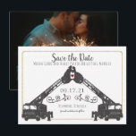 Feuergefechte Save the Date mit Foto Einladung<br><div class="desc">Feuerwehrmann,  Braut und Bräutigam auf LKWs. Save the Date mit diesem einzigartigen Feuerwehrwagen,  Feuerwehrankündigung mit Foto auf der Rückseite.</div>