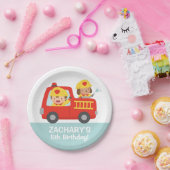 Feuerkämpfer Junge im rotes Pappteller (Party)