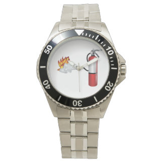Feuerlöscher, der Feuerwache ausstellt Armbanduhr