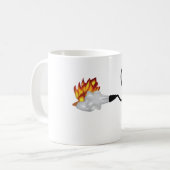 Feuerlöscher, der heraus Feuer-Tasse setzt Kaffeetasse (Vorderseite Links)