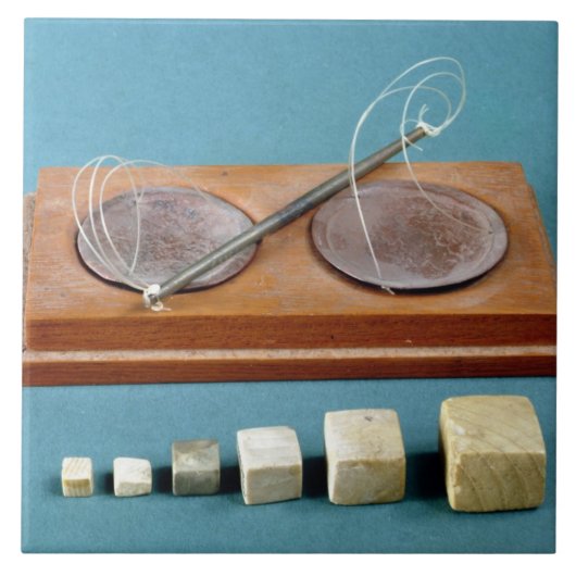 Feuersteingewichte und kupferne Balance, Fliese (Vorderseite)