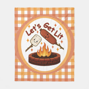 Feuerstelle 'Let's Get Lit' – Süße Marshmallow und Fleecedecke