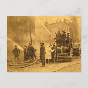 Feuerwehr in Aktion - Vintage Postkarte