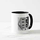 Feuerwehr mit Ausrüstung außerhalb des Feuerhauses Tasse (VorderseiteRechts)