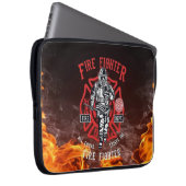 FeuerwehrEmblem mit Flammen und Vollgestänge Laptopschutzhülle (Vorne Rechts)