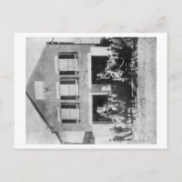 Feuerwehren mit Ausrüstung außerhalb des Feuerhaus