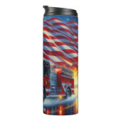 Feuerwehrfahrzeug mit amerikanischer Flagge Thermosbecher (Nach rechts gedreht)