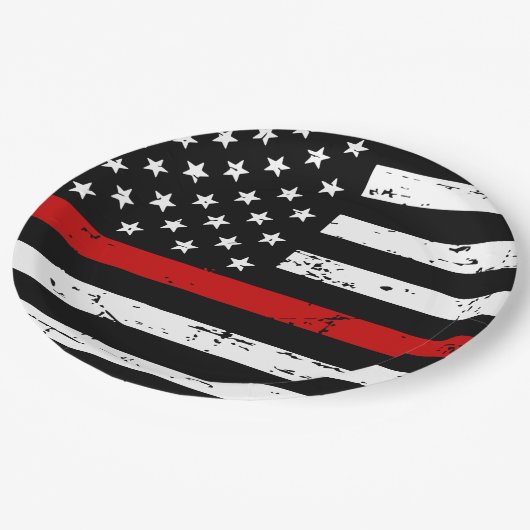 Feuerwehrfeuerwehrmann mit dünner roter Linie Pappteller (Schrägansicht)