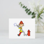 Feuerwehrfrau mit T - Shirt und Geschenken Postkarte (Stehend Vorderseite)