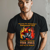 Feuerwehrhelm inmitten von Flammen T-Shirt