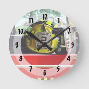 Feuerwehrhelme in Feuerwehrfahrzeug Runde Wanduhr