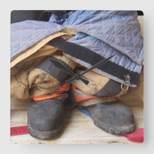 Feuerwehrleute Anzug und Stiefelwand Quadratische Wanduhr