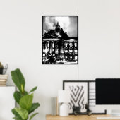 Feuerwehrleute arbeiten an dem brennenden Reichsta Poster (Heimbüro)