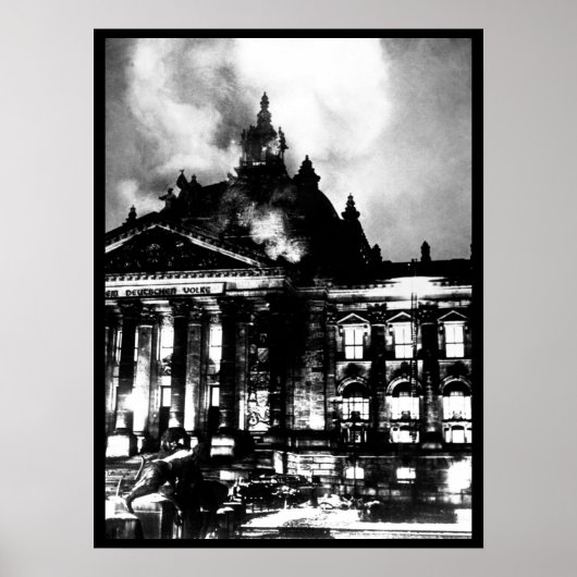 Feuerwehrleute arbeiten an dem brennenden Reichsta Poster (Vorne)