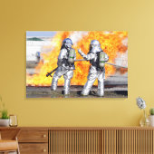 Feuerwehrleute bekämpfen simulierte Feuer Leinwanddruck (Insitu (Wohnzimmer))