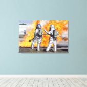 Feuerwehrleute bekämpfen simulierte Feuer Leinwanddruck (Insitu (Holzboden))