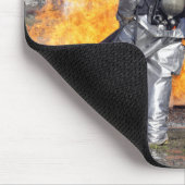 Feuerwehrleute bekämpfen simulierte Feuer Mousepad (Ecke)