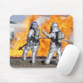 Feuerwehrleute bekämpfen simulierte Feuer Mousepad (Mit Mouse)