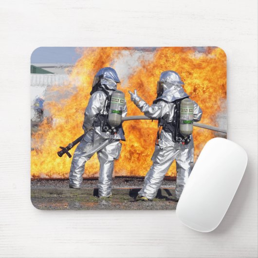 Feuerwehrleute bekämpfen simulierte Feuer Mousepad (Mit Mouse)