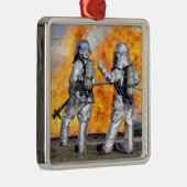 Feuerwehrleute bekämpfen simulierte Feuer Ornament Aus Metall (Rechts)
