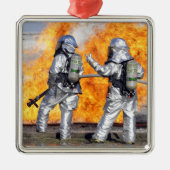 Feuerwehrleute bekämpfen simulierte Feuer Ornament Aus Metall (Vorne)