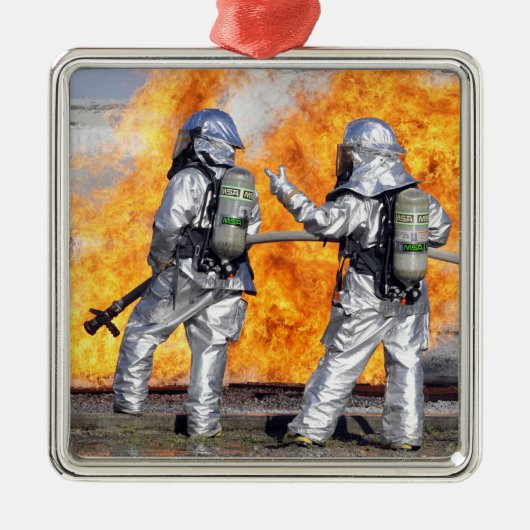 Feuerwehrleute bekämpfen simulierte Feuer Ornament Aus Metall (Vorne)