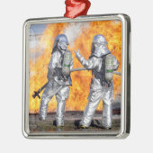 Feuerwehrleute bekämpfen simulierte Feuer Ornament Aus Metall (Links)