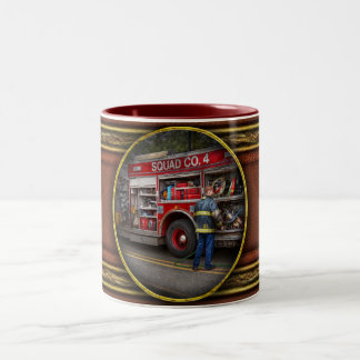 Feuerwehrleute - Der moderne Feuerwehrwagen Zweifarbige Tasse