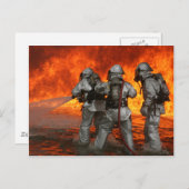 Feuerwehrleute, die ein Feuer bekämpfen Postkarte (Vorne/Hinten)