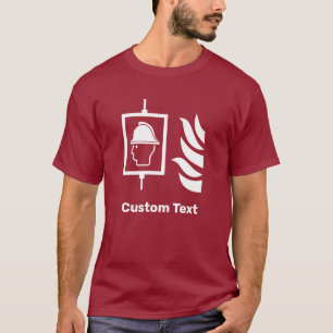 Feuerwehrleute heben Sicherheitszeichen an T-Shirt