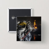 Feuerwehrleute löschen ein Feuer in einer Ausbildu Button (Vorne & Hinten)