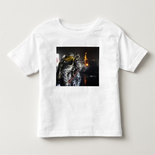 Feuerwehrleute löschen ein Feuer in einer Ausbildu Kleinkind T-shirt (Vorderseite)