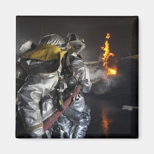 Feuerwehrleute löschen ein Feuer in einer Ausbildu Magnet (Vorne)