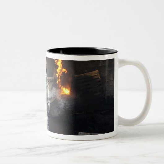 Feuerwehrleute löschen ein Feuer in einer Ausbildu Zweifarbige Tasse (Rechts)
