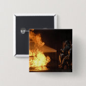 Feuerwehrleute löschen eine simulierte Batterie Button (Vorne & Hinten)