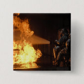 Feuerwehrleute löschen eine simulierte Batterie Button (Vorderseite)