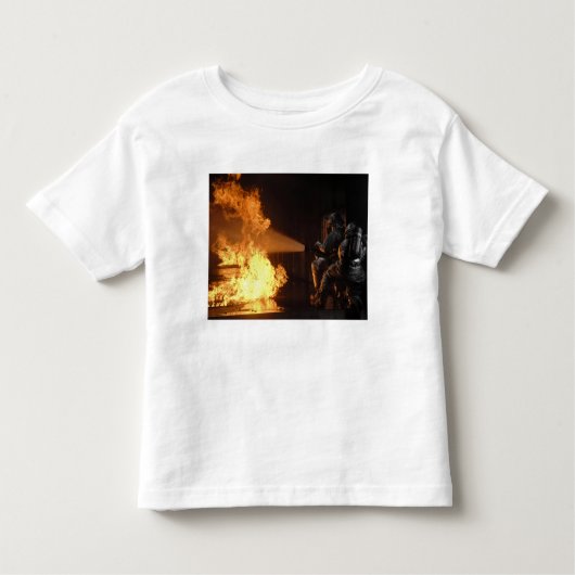 Feuerwehrleute löschen eine simulierte Batterie Kleinkind T-shirt (Vorderseite)