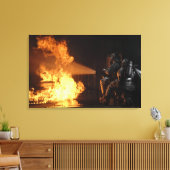 Feuerwehrleute löschen eine simulierte Batterie Leinwanddruck (Insitu (Wohnzimmer))